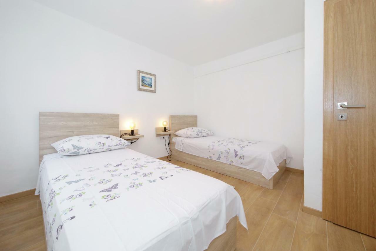 Apartments Ivan Spadina Tisno Quarto foto